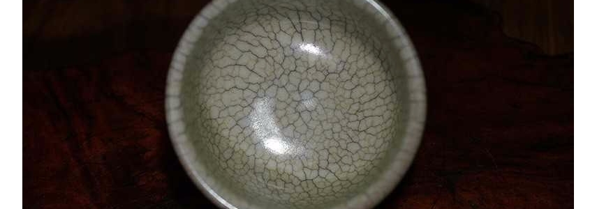 叶氏哥窑古儿老师墨纹梅花杯